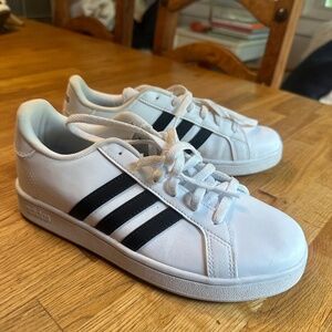 Adidas Grand Court 2.0 boys size 4.5